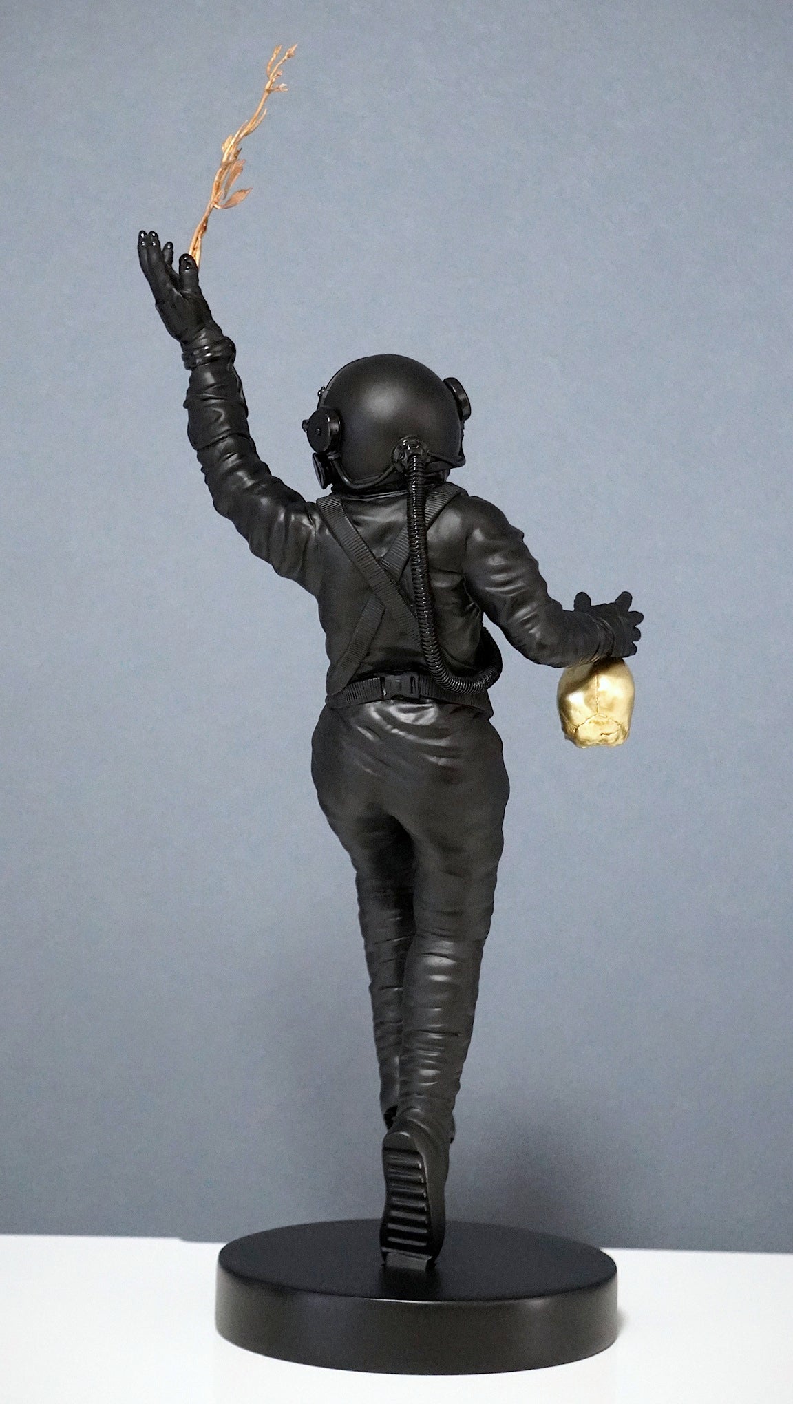 FOUNDATION Sculpture ホワイト/ゴールド カラーウェイ