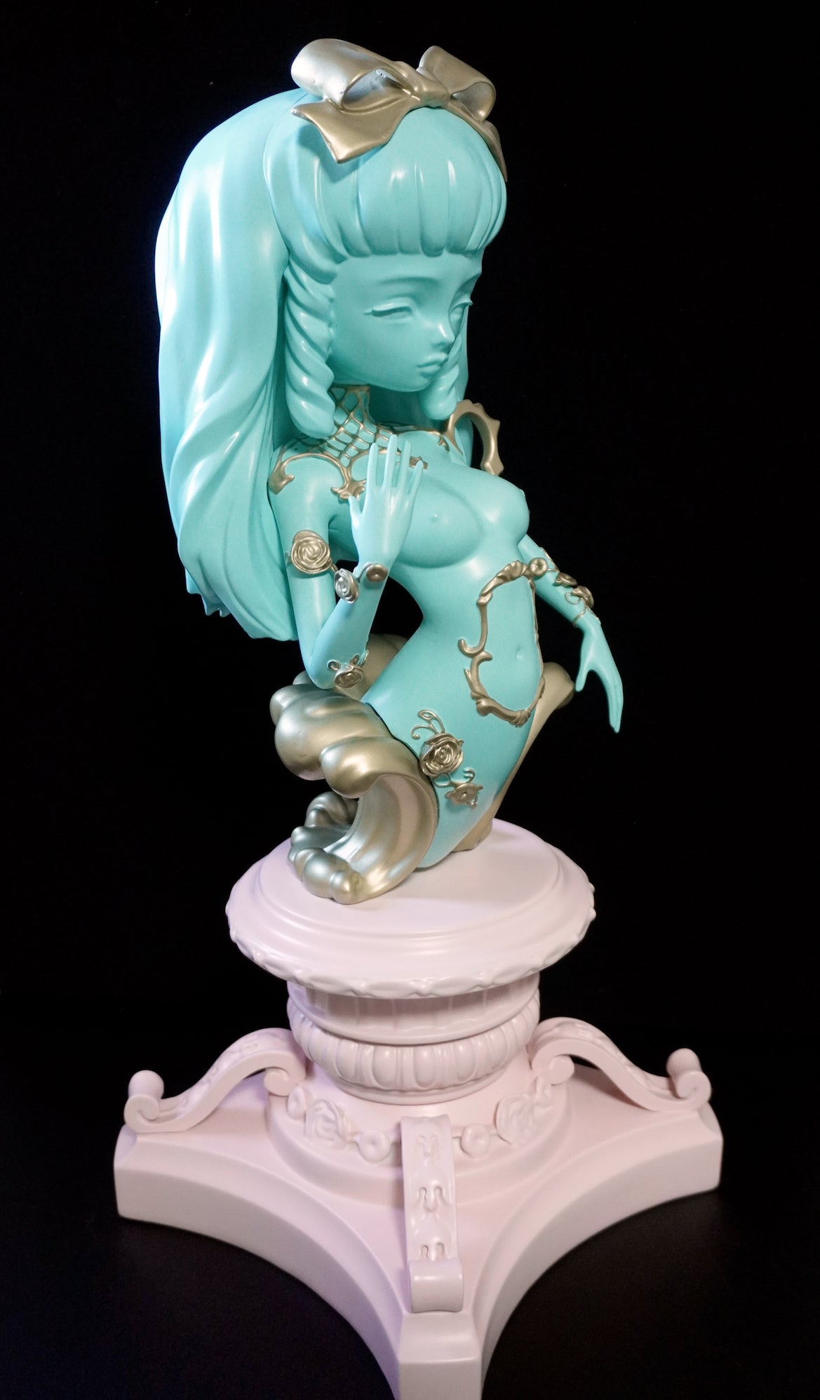 La Dauphine Sculpture Turquoise/Gold/Pink Base
