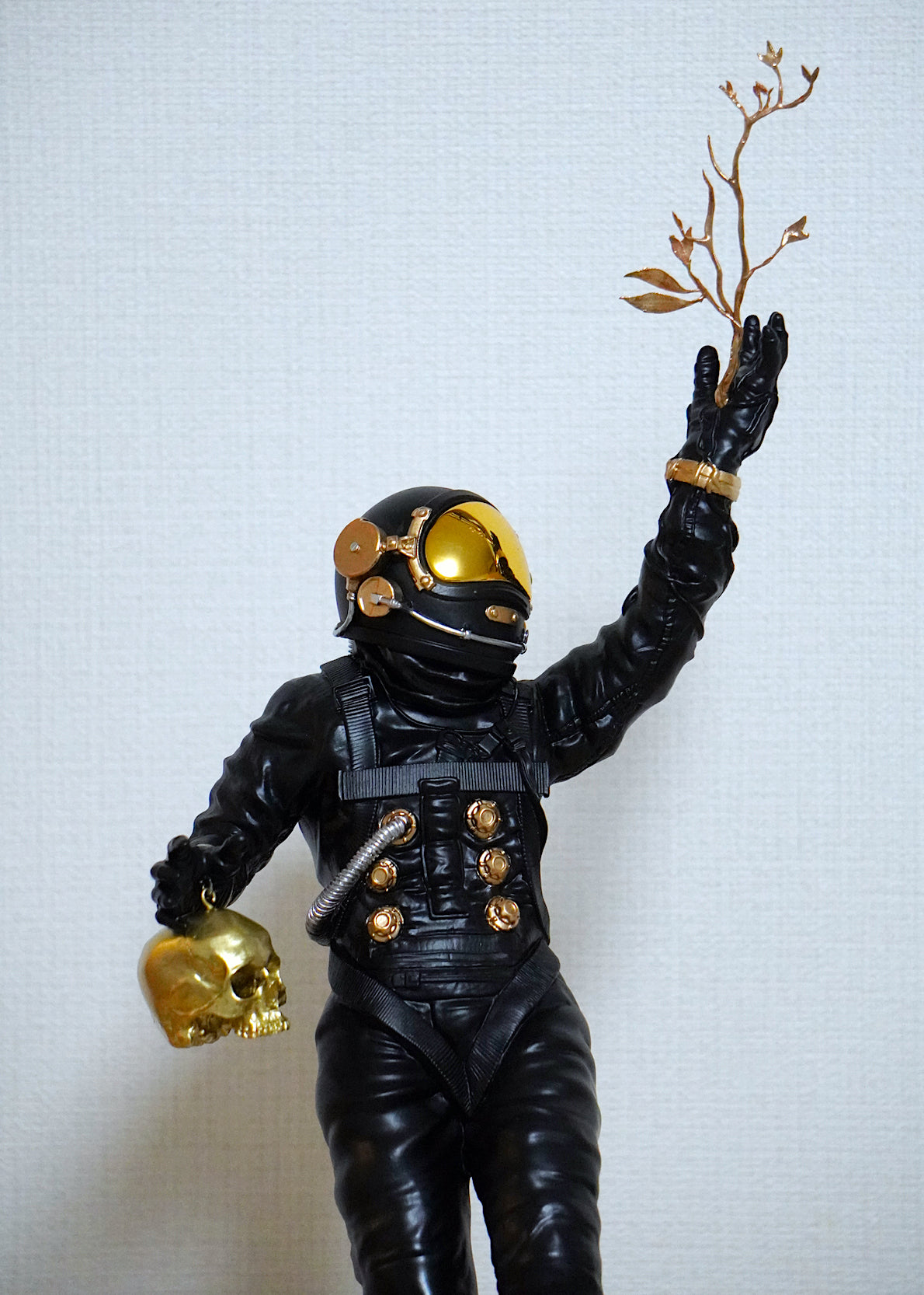 FOUNDATION Sculpture ホワイト/ゴールド カラーウェイ