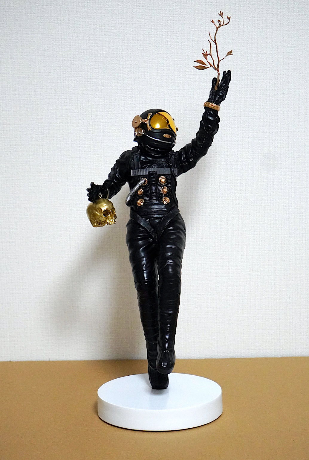 FOUNDATION Sculpture ホワイト/ゴールド カラーウェイ