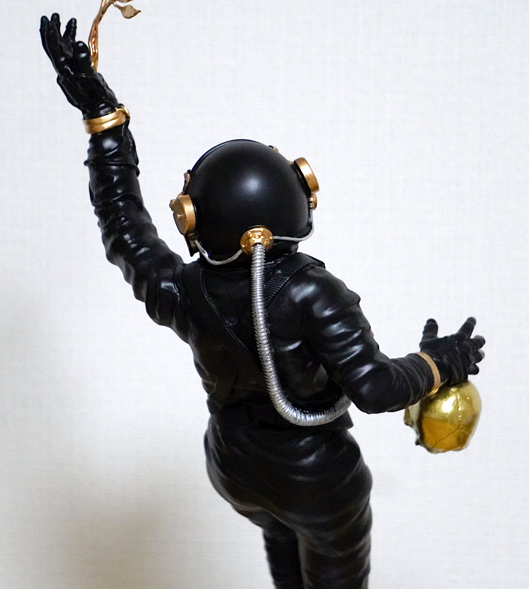 FOUNDATION Sculpture ホワイト/ゴールド カラーウェイ